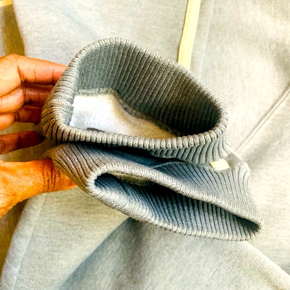 ✨Abercrombie & Fitch✨Gray “Muscle” Varsity Jacket W/Cream Striped Sleeves - Picture 4 of 7